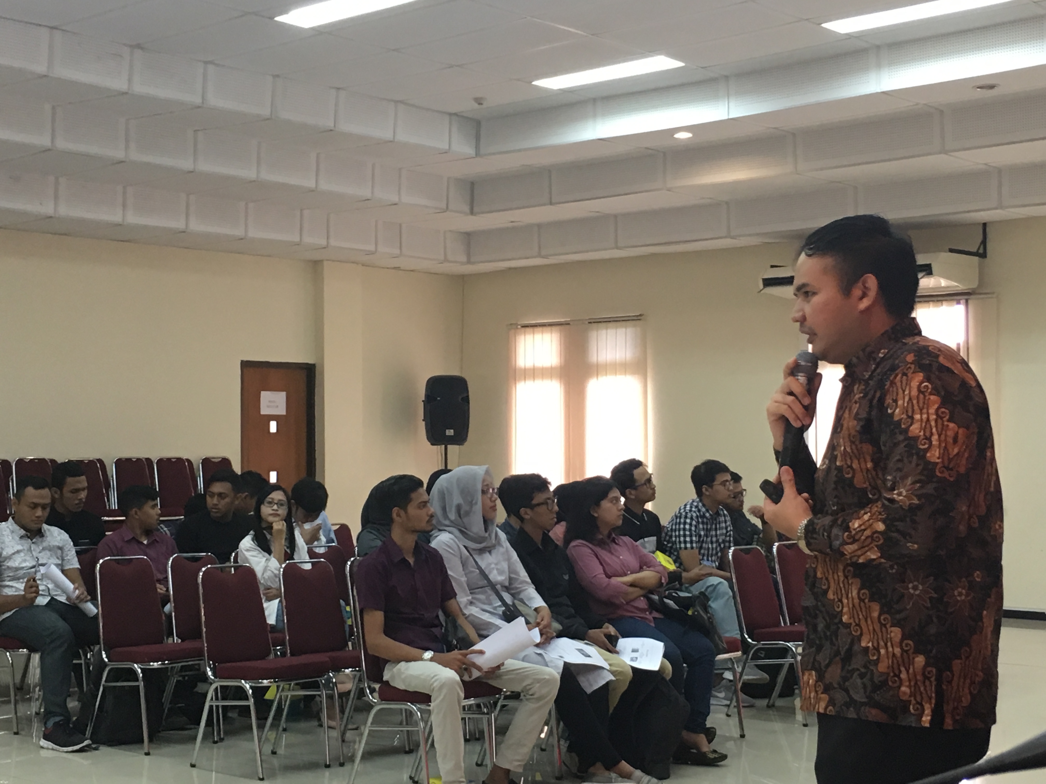 You are currently viewing Penguatan Personal Performance untuk Mahasiswa Alumni FH UB dalam Menghadapi Persaingan Dunia Kerja